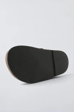 ZUECO PIEL HEBILLA LATERAL
