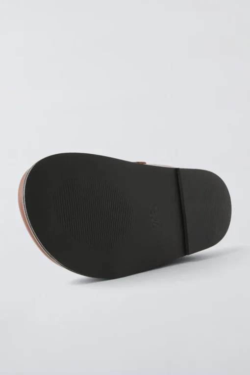 ZUECO PIEL HEBILLA LATERAL